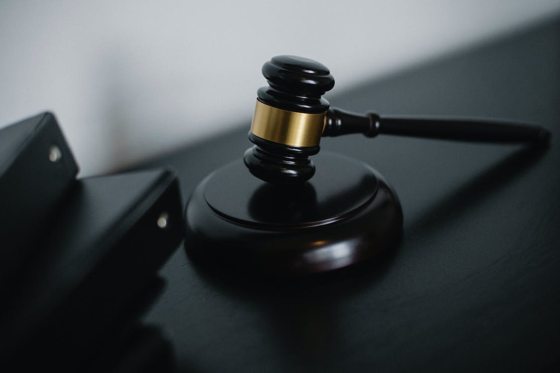 明知自己感染艾滋病還與他人發(fā)生性行為違法嗎？